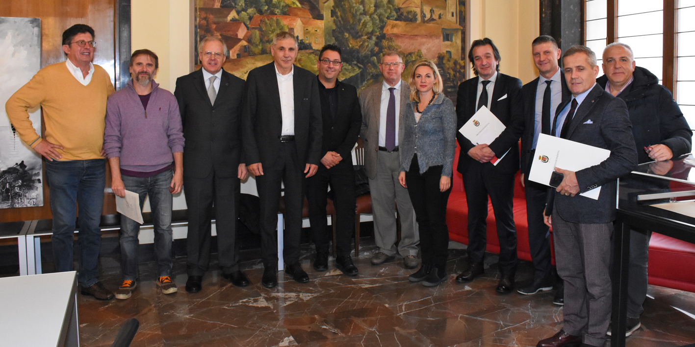 Foto di gruppo dei partecipanti alla conferenza stampa Foto dei partecipanti all'incontro