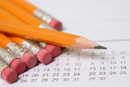 immagine calendario e matite
