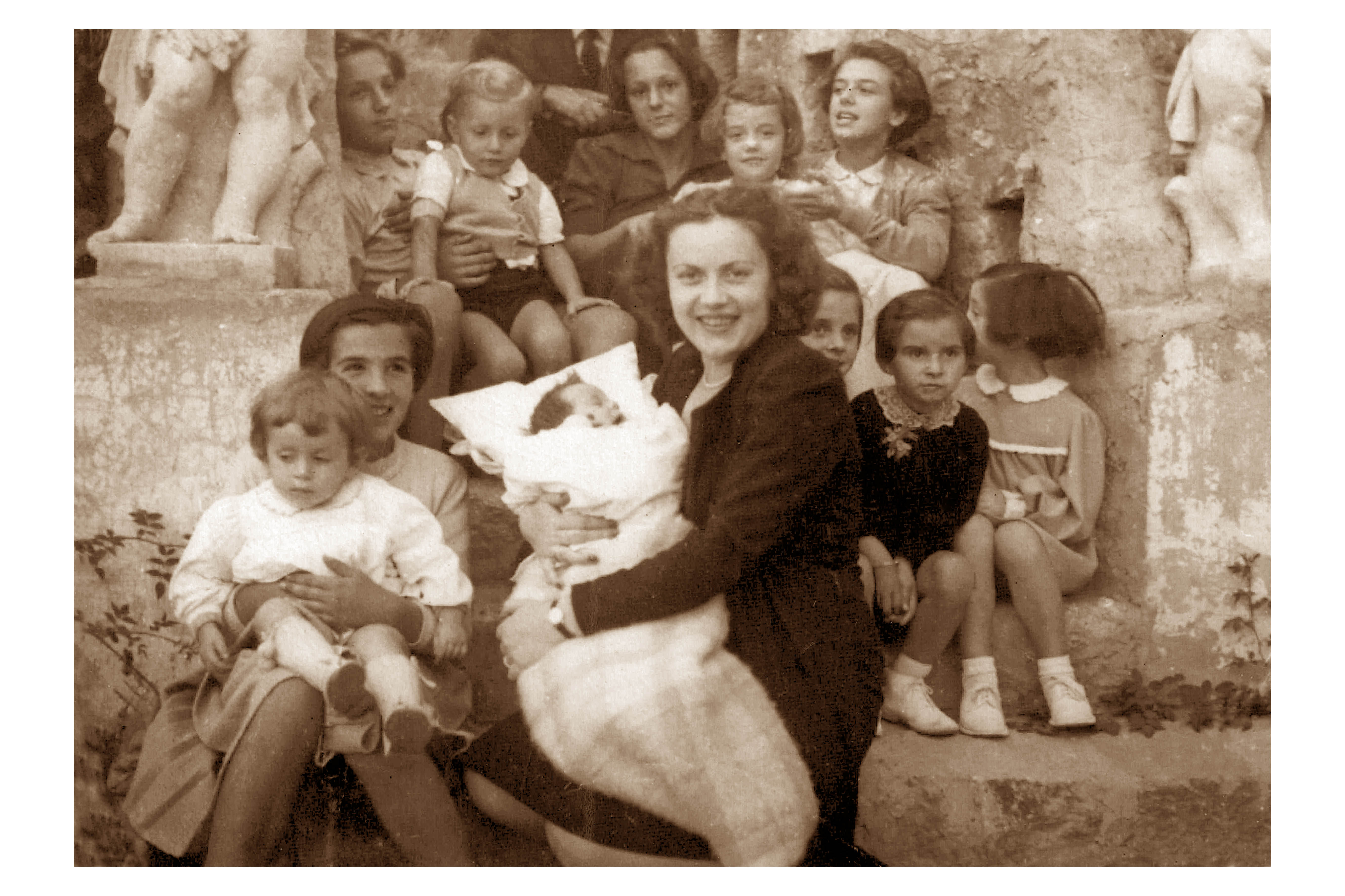 fotografia storica che ritrae donne di varie età fotografia storica che ritrae donne di varie età