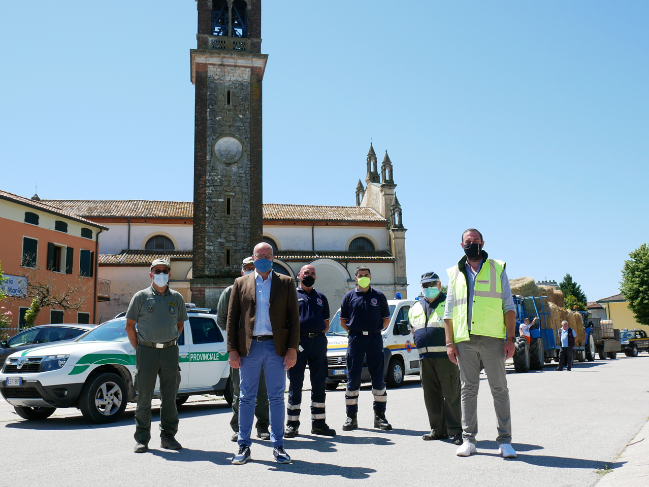 Agricoltori locali e mezzi della Protezione civile della Provincia di Padova