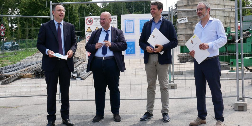 I partecipanti alla conferenza stampa nel cantiere dell'Istituto Alberghiero