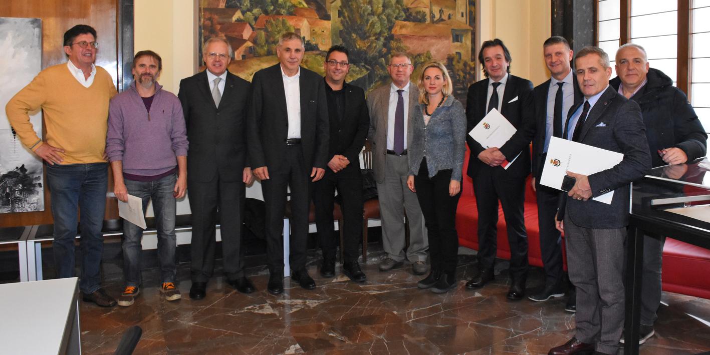 Foto di gruppo dei partecipanti alla conferenza stampa Foto dei partecipanti all'incontro