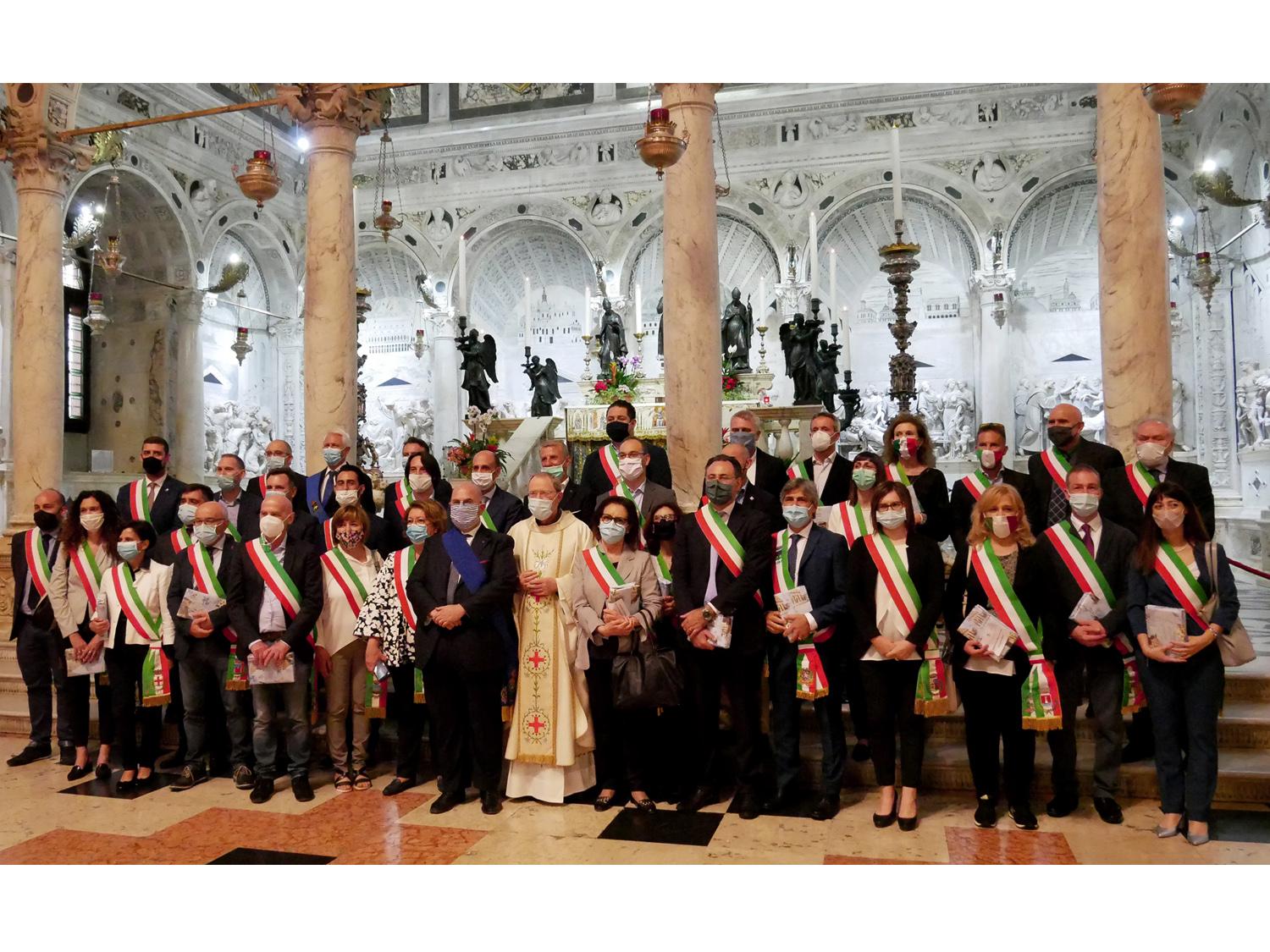 Fabio Bui e gli amministratori locali nella Basilica del Santo Fabio Bui e gli amministratori locali nella Basilica del Santo