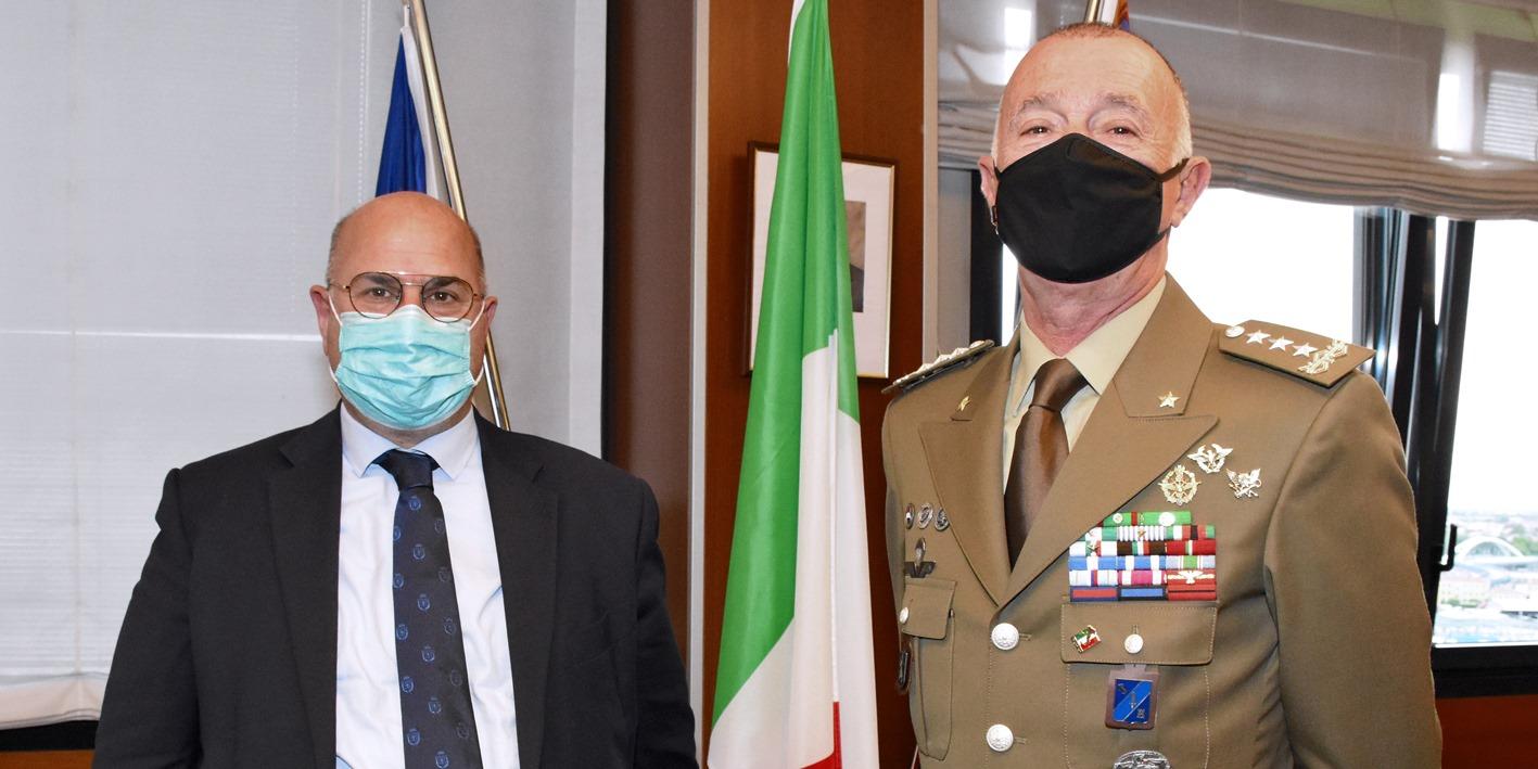Il presidente della Provincia Fabio Bui con il nuovo comandante delle Forze Operative Nord in Padova Roberto Perretti Il presidente della Provincia Fabio Bui con il nuovo comandante delle Forze Operative Nord in Padova Roberto Perretti