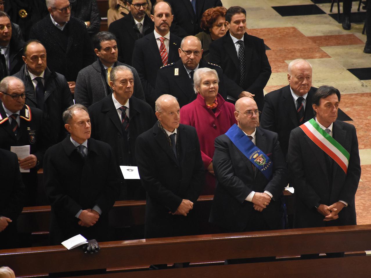 Foto delle autorità presenti alla celebrazione Foto della celebrazione nella Basilica del Santo