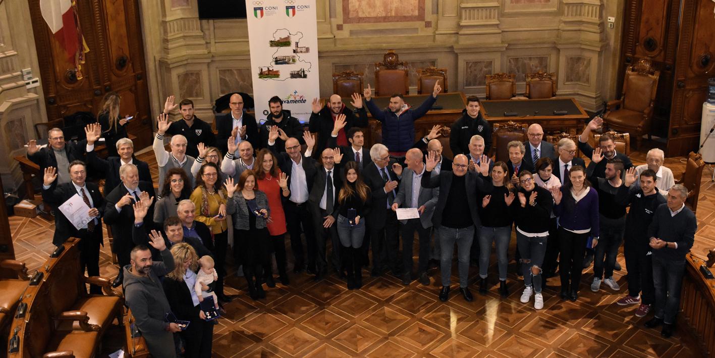 Foto di gruppo dei partecipanti alla consegna delle benemerenze Foto dei partecipanti all'incontro