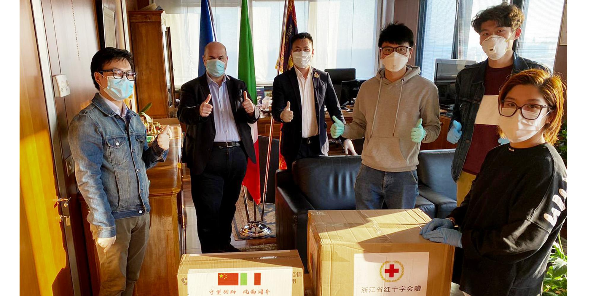 Il presidente Fabio Bui riceve in dono dai cinesi le mascherine