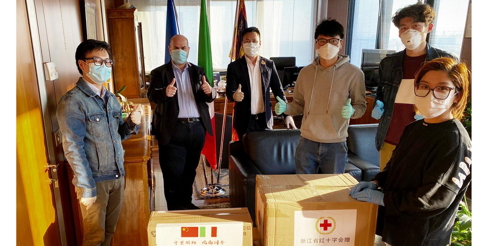 Il presidente Fabio Bui riceve in dono dai cinesi le mascherine Il presidente Fabio Bui riceve in dono dai cinesi le mascherine