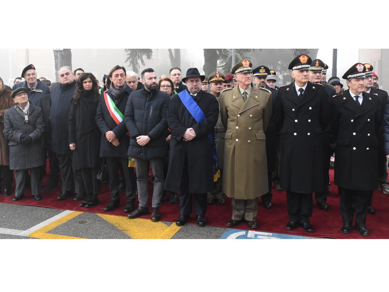 Foto delle autorità presenti alla manifestazione Foto dei partecipanti alla manifestazione