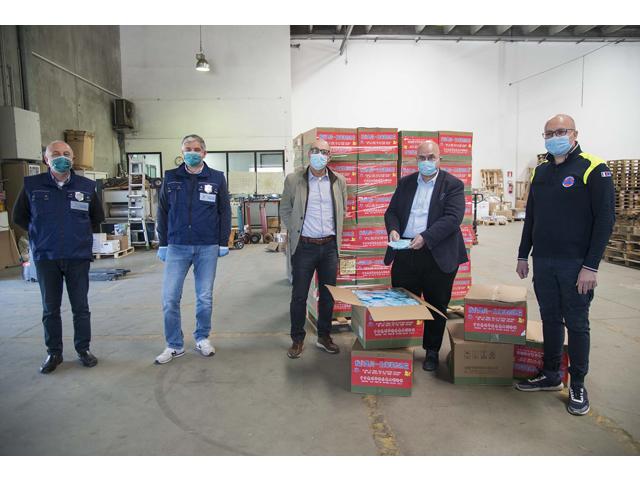consegna mascherine al presidente della Provincia Fabio Bui all'Interporto di Padova consegna mascherine al presidente della Provincia Fabio Bui all'Interporto di Padova