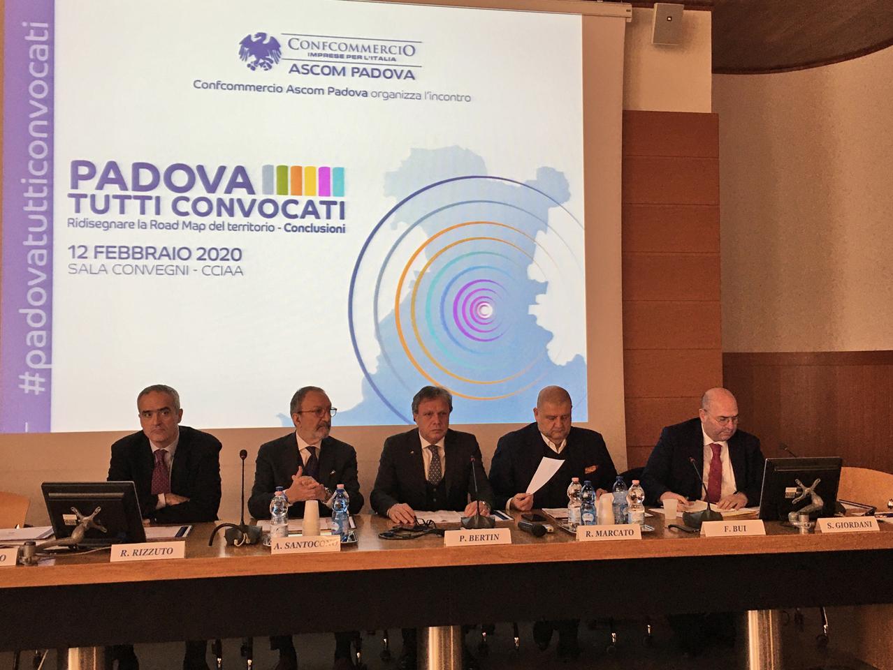 Foto di gruppo dei partecipanti alla conferenza stampa Tavolo dei relatori all'incontro Padova tutti convocati