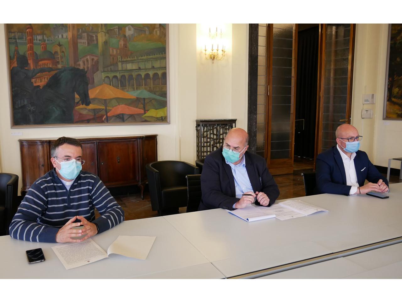 Provincia, Diocesi e Acli: tavolo dei relatori Provincia, Diocesi e Acli: tavolo dei relatori
