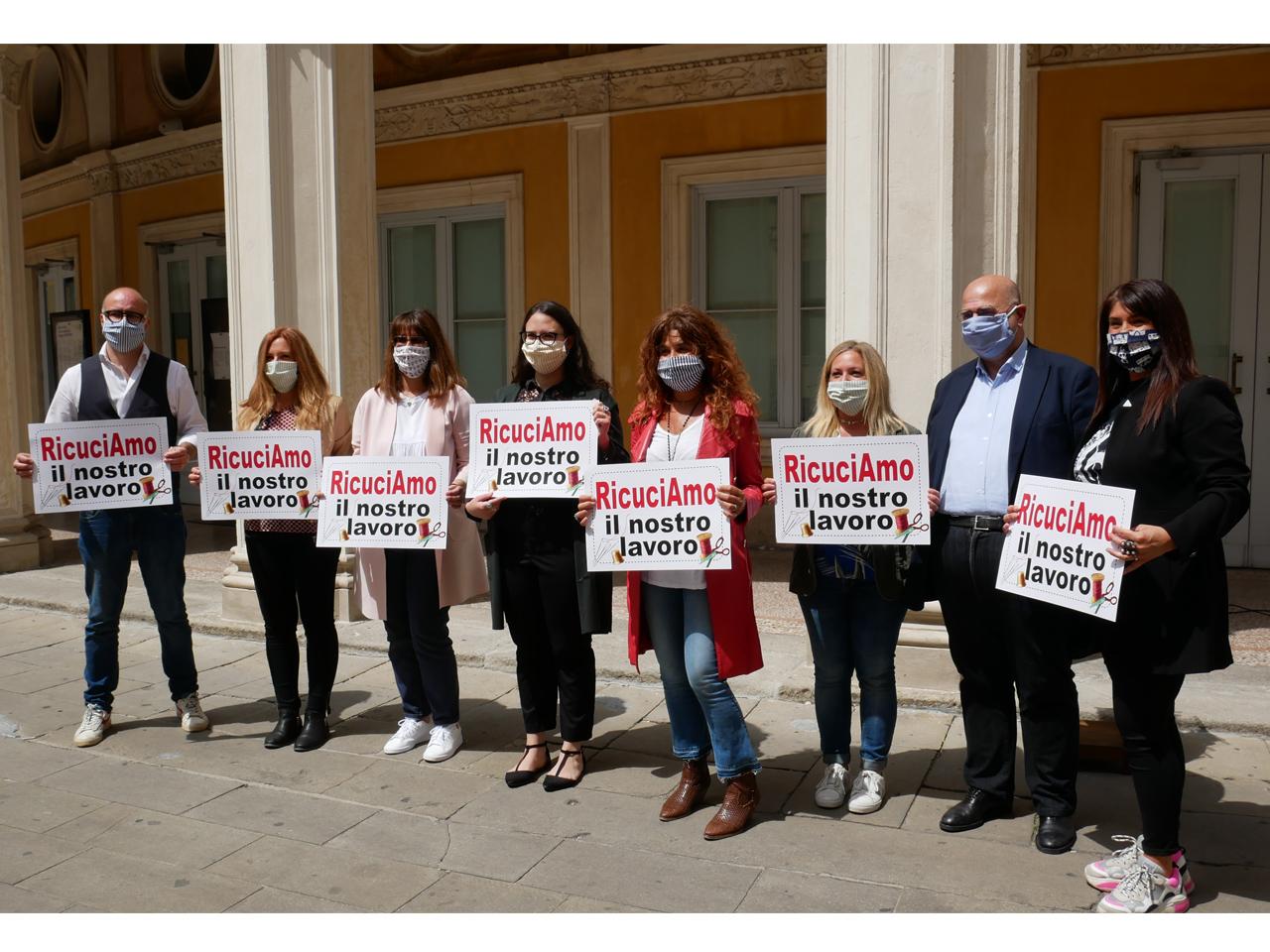 Tutti i partecipanti all'iniziativa davanti al Teatro Verdi di Padova Tutti i partecipanti all'iniziativa davanti al Teatro Verdi di Padova
