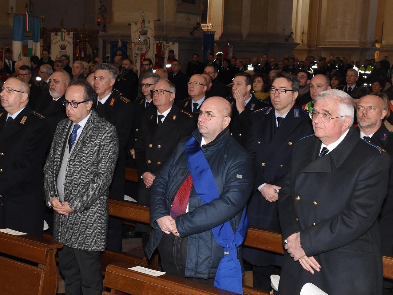Foto del presidente Bui e dei partecipanti alla celebrazione Foto dei partecipanti alla celebrazione