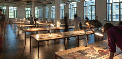 banchi da disegno in fila in grande stanza tipo loft