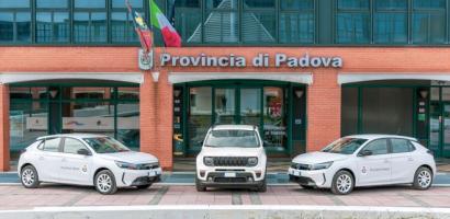 Foto delle tre auto nuove davanti all'ingresso di piazza Bardella della Provincia di PAdova