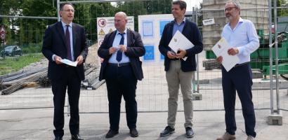 I partecipanti alla conferenza stampa nel cantiere dell'Istituto Alberghiero