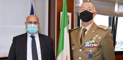 Il presidente della Provincia Fabio Bui con il nuovo comandante delle Forze Operative Nord in Padova Roberto Perretti Il presidente della Provincia Fabio Bui con il nuovo comandante delle Forze Operative Nord in Padova Roberto Perretti