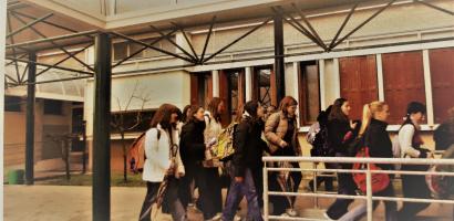 ragazzi che entrano a scuola ragazzi che entrano a scuola