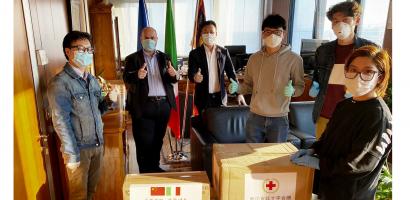 Il presidente Fabio Bui riceve in dono dai cinesi le mascherine