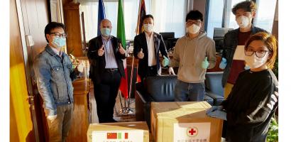 Il presidente Fabio Bui riceve in dono dai cinesi le mascherine Il presidente Fabio Bui riceve in dono dai cinesi le mascherine