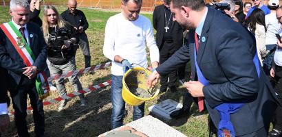 il consigliere Daniele Canella posa la prima pietra del centro "Il Passero"