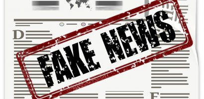 scritta fake news su giornale scritta fake news su giornale