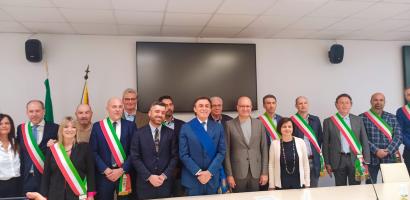 Foto copertina, presidente della Provincia con i 13 sindaci, consigliere Schierato e vice presidente Gottardo