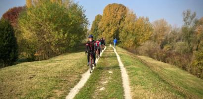 ciclisti su argini ciclisti su argini