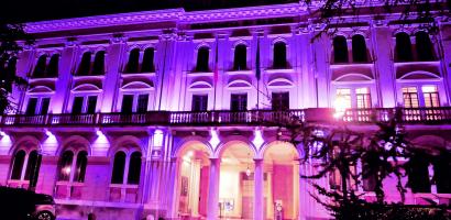 palazzo santo stefano colorato di luce viola