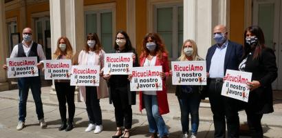 Tutti i partecipanti all'iniziativa davanti al Teatro Verdi di Padova