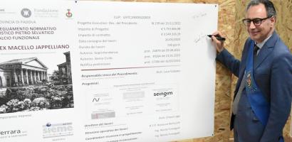 Il consigliere provinciale Alessandro Bisato firma simbolicamente il cartellone del cantiere all'ex macello japelliano, già Liceo artistico "Selvatico" Il consigliere provinciale Alessandro Bisato firma simbolicamente il cartellone del cantiere all'ex macello japelliano, già Liceo artistico "Selvatico"
