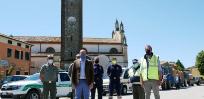 Agricoltori locali e mezzi della Protezione civile della Provincia di Padova