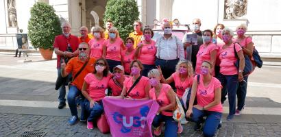 Un’apecar tutta rosa per far conoscere i benefici del dragon boat per le donne operate di tumore al seno