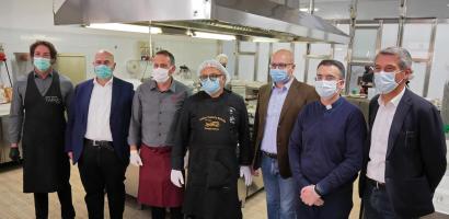 Gli chef delle Tavole Tauriliane scendono in campo per gli ospiti delle Cucine Popolari di Padova