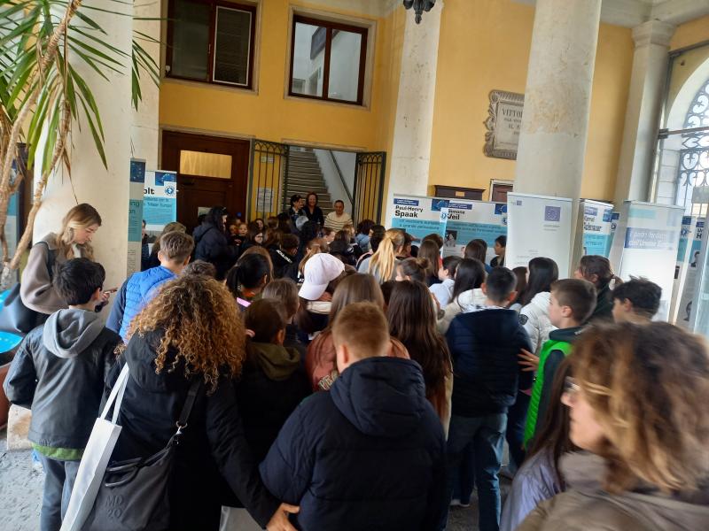 ingresso studenti alla mostra