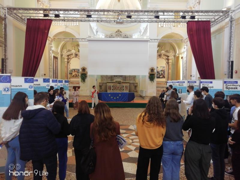 mostra con i ragazzi in visita