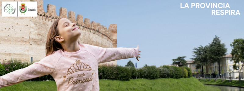 bambina che respira a pieni polmoni soddisfatta dell'aria pulita