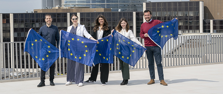 4 giovani con bandiera europea